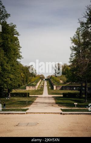 Uno scatto verticale del parco nazionale di Domaine de Marly a Marly-le-Roi, Francia in primavera Foto Stock