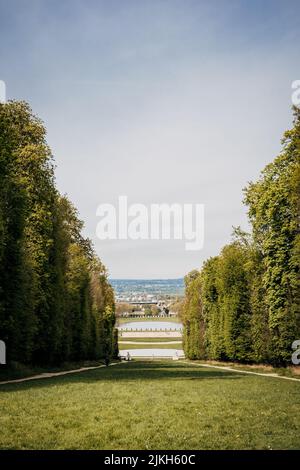 Uno scatto verticale del parco nazionale di Domaine de Marly a Marly-le-Roi, Francia in primavera Foto Stock