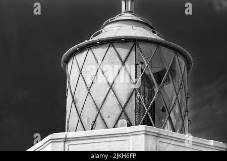 Un'immagine in scala di grigi della cima del faro di Hanstholm in Danimarca Foto Stock