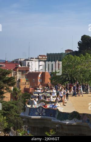 Barcellona, Spagna - Giugno 2nd 2022: Turisti alla piattaforma panoramica, la terrazza principale, nel Parc Guell Foto Stock