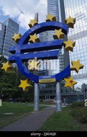 Gli attivisti hanno apposto uno striscione sull'EURO Monument di Francoforte per sostenere l'adesione dell'Ucraina all'UE. Altri hanno gettato i sacchetti rossi della vernice. Foto Stock