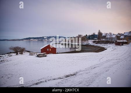 Il lago Ringvebukta e la vicina riva innevata a Trondheim, Norvegia Foto Stock