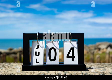 Lug 04 calendario data testo su cornice di legno con sfondo sfocato di oceano. Informazioni sulla data del calendario. Foto Stock