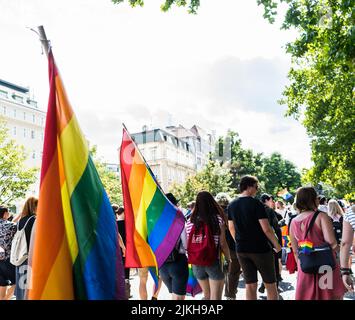 La gente marcia per pari diritti per la comunità LGBTQ con bandiere arcobaleno in Europa Foto Stock