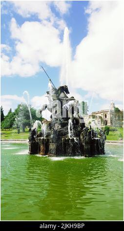 Uno scatto verticale di una statua di un guerriero a cavallo che lotta contro mitiche creature marine nel mezzo di una fontana Foto Stock