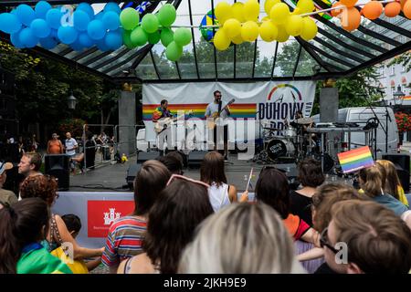 La gente marcia per pari diritti per la comunità LGBTQ con bandiere arcobaleno in Europa Foto Stock