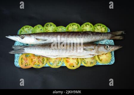 Una vista dall'alto di un pasto colombiano con pesce Foto Stock