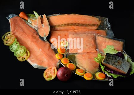 Una vista dall'alto di un pasto colombiano con filetto di salman Foto Stock