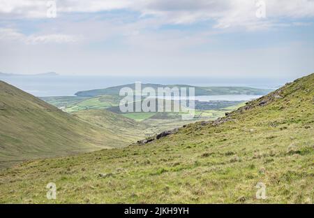 Guardando a sud da Conor's Pass sulla R560 nella contea di Kerry, Irlanda Foto Stock