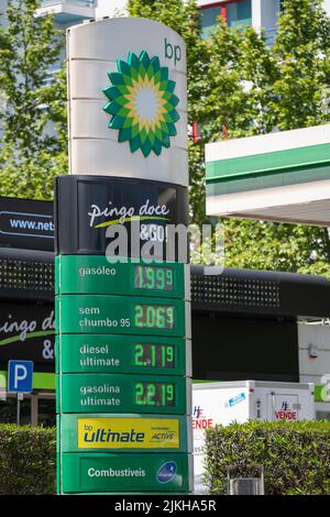 Un'immagine verticale dei prezzi del carburante in Portogallo presso la stazione di servizio BP Foto Stock