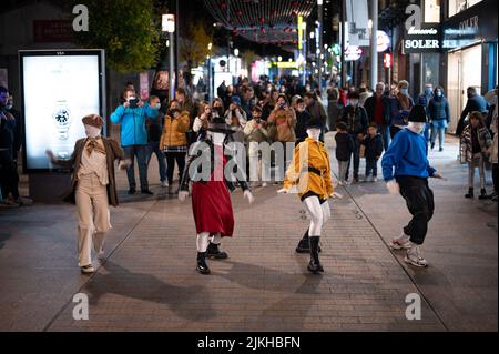 Gruppo di quattro ballerini che fanno una coreografia in strada di notte. Foto Stock
