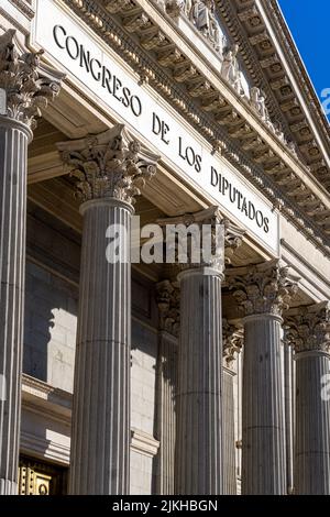 La bella architettura nel centro della Spagna, Madrid con il leone di fronte al Congresso De Los Diputados (Congresso dei deputati) Foto Stock