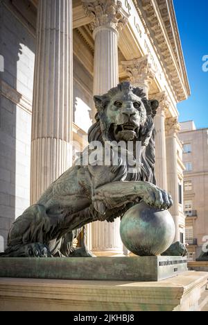 La bella architettura nel centro della Spagna, Madrid con il leone di fronte al Congresso De Los Diputados (Congresso dei deputati) Foto Stock