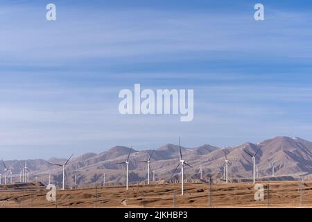 Un mulino a vento nel mezzo del deserto per fornire energia Foto Stock