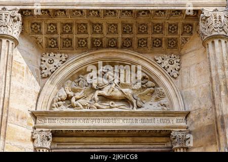 Primo piano del rilievo di San Giorgio e Drago sulla basilica di San Giorgio a Praga, Repubblica Ceca Foto Stock