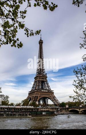 Uno scatto verticale della famosa Torre Eiffel e della Senna a Parigi, Francia Foto Stock