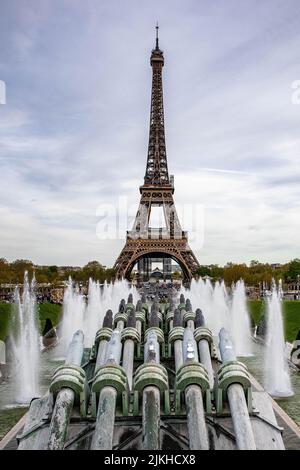Uno scatto verticale di una località turistica famosa in tutto il mondo - la Torre Eiffel a Parigi, Francia Foto Stock