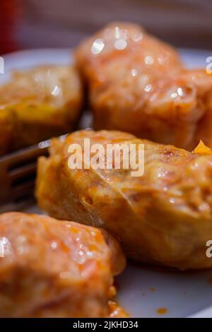 Un primo piano verticale di involtini di cavolo con manzo, cibo tradizionale rumeno Foto Stock