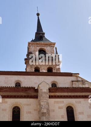 La Cattedrale di Alcala de Henares contro il cielo blu a Madrid, Spagna Foto Stock