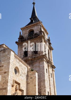 La Cattedrale di Alcala de Henares contro il cielo blu a Madrid, Spagna Foto Stock