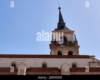 La Cattedrale di Alcala de Henares contro il cielo blu a Madrid, Spagna Foto Stock