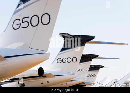 Gulfstream G500 dirigendosi verso una fila di jet aziendali Gulfstream al Farnborough International Airshow 2022. Executive Jets, esposizione di vendite di jet privati. G600 Foto Stock