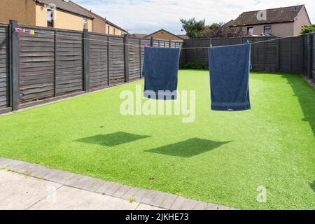 Giardino sul retro coperto da prato artificiale in erba di plastica - Aberdeen, Scozia, Regno Unito Foto Stock