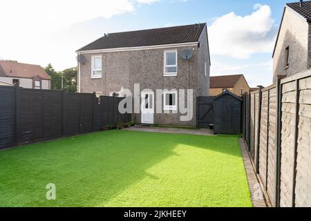 Giardino sul retro completamente coperto di erba sintetica di plastica, Aberdeen, Scozia, UK Foto Stock