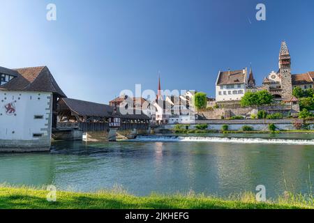 Il ponte medievale in legno sul fiume Reuss a Brembarten è molto noto e fu costruito nel 1281. Ricostruire 1953. Foto Stock