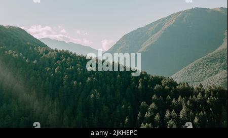 Vista mozzafiato sulle montagne del comune di Villalago in provincia di Aquila. Abruzzo - Italia Foto Stock