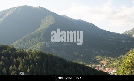 Vista mozzafiato sulle montagne del comune di Villalago in provincia di Aquila. Abruzzo - Italia Foto Stock