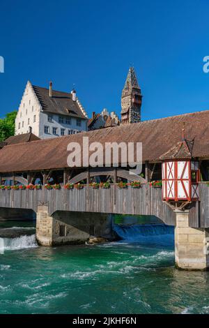 Il ponte medievale in legno sul fiume Reuss a Brembarten è molto noto e fu costruito nel 1281. Ricostruire 1953. Foto Stock
