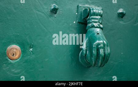Varietà di bussole e maniglie su porte antiche in Italia. Vecchia maniglia in metallo su una porta in legno. Opere d'arte Foto Stock