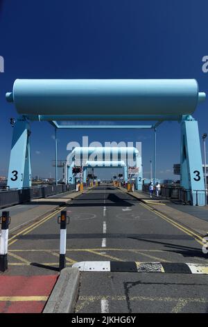 Lock Gates and lift bridge, Cardiff Bay Barrage, Cardiff, Galles del Sud, Regno Unito. Foto Stock