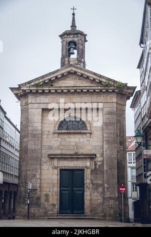 Uno scatto verticale della chiesa di San Bieito do campo a Santiago de Compostela, Spagna Foto Stock