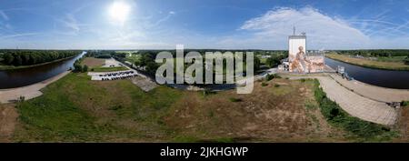 Panorama aereo a 360 gradi con edifici di stoccaggio in fabbrica lungo il canale della via navigabile Twentekanaal a Lochem, nei Paesi Bassi. Foto Stock