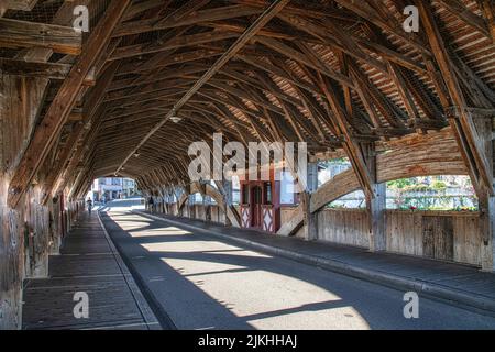 Il ponte medievale in legno sul fiume Reuss a Brembarten è molto noto e fu costruito nel 1281. Ricostruire 1953. Foto Stock