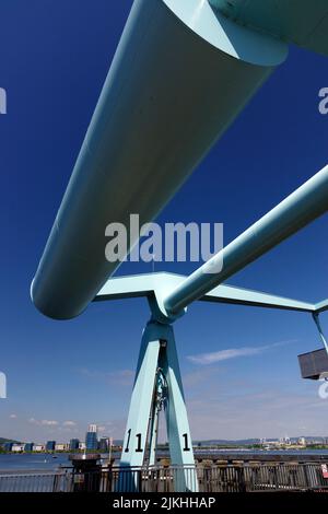 Lock Gates and lift bridge, Cardiff Bay Barrage, Cardiff, Galles del Sud, Regno Unito. Foto Stock