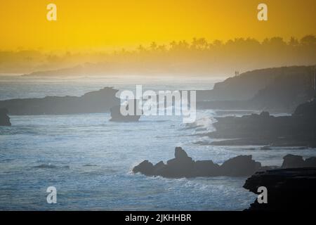 Incantevole vista del tramonto sul mare in una serata ventosa al tramonto a Bali Foto Stock