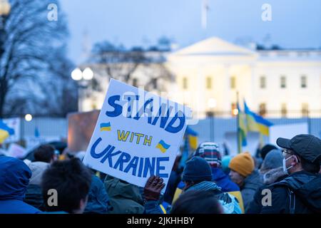 Manifestanti anti anti-guerra che hanno i segnali pro-Ucraina al di fuori della Casa Bianca dopo che la Russia ha invaso l’Ucraina. Foto Stock