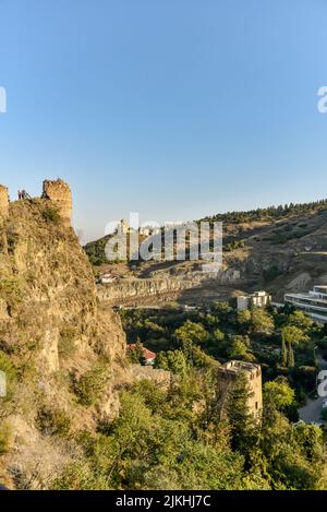 Vecchia Tbilisi Tbilisi, Georgia, Ottobre 17, 2019, Arial vista di Tbilisi dal castello medievale di Narikala e città di Tbilisi panoramica, Repubblica di Georgia Foto Stock