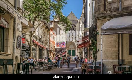 Rue du Petit Saint-Jean nel quartiere l'Écusson di Montpellier in primavera. Foto Stock