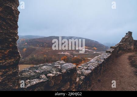 Una bella foto delle rovine del castello di Csesznek in Ungheria in una giornata di nebbia Foto Stock