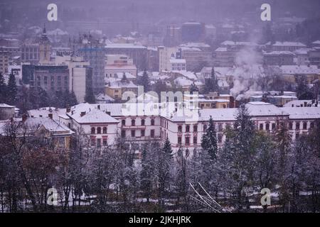 Una vista aerea di una città coperta di neve durante l'inverno a Cluj, Romania Foto Stock