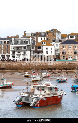 Un colpo verticale di barche ancorate nel porto di St Ives, una vista dal molo Foto Stock