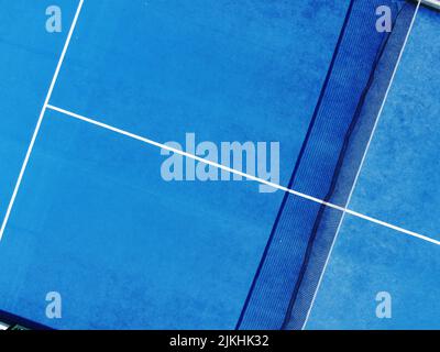 vista aerea di un campo da tennis in erba artificiale blu Foto Stock