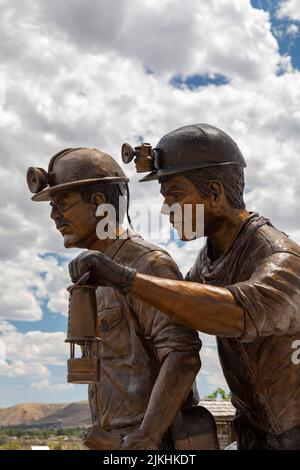 Green River, Wyoming - Una scultura, Shift Change di Bryan Cordova, celebra i minatori che hanno scavato il trona minerale dalle miniere di Southwest Wy Foto Stock