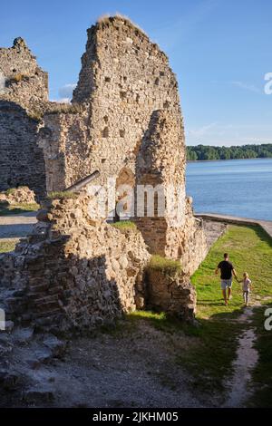 Il castello medievale di Koknese rovine con pochi visitatori al tramonto Foto Stock