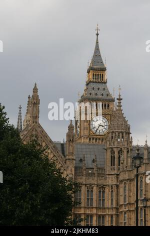 Una bella vista del Big ben sotto il cielo blu di Londra Foto Stock