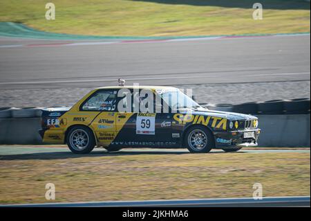 Barcellona, Spagna; 20 dicembre 2021: Vettura BMW E30 Racing in pista a Montmelo Foto Stock